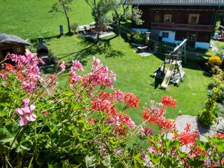 Blick vom Balkon in den Garten