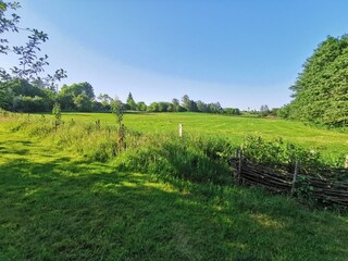 Blick übers Feld beim Frühstück