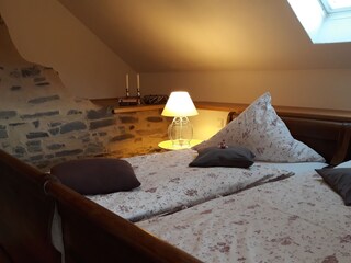 Schlafzimmer mit altem Schornstein