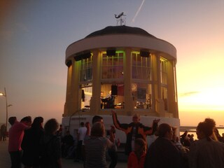 Musikveranstaltung im Pavillion am Strand