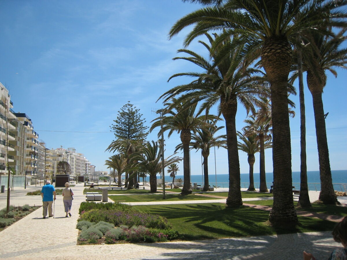 per Fuß in die Stadt am Meer