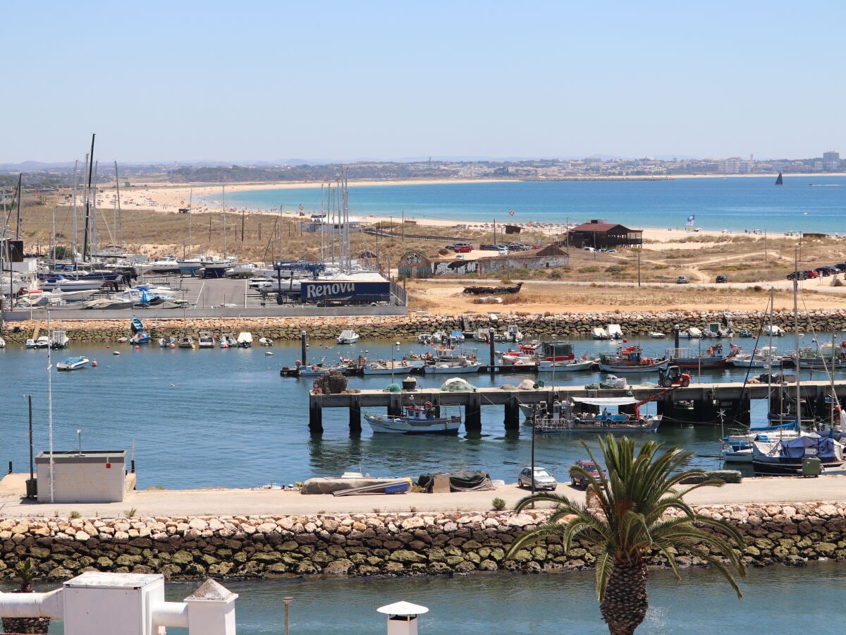 Meia Praia im Hintergrund - davor der Hafen