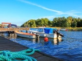 Unser Boot (ohne Motor) im Wasser unten am Pier.