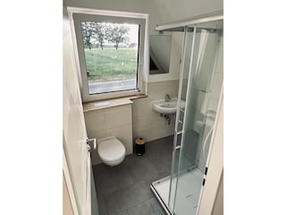 Badezimmer mit Blick auf das Feld