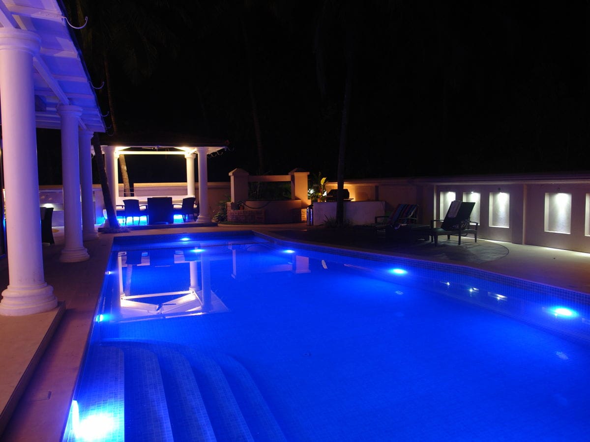 Poolbereich bei Nacht