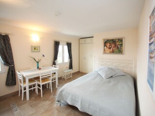 Grosses Schlafzimmer mit Tisch, Sofa und kLeiderschrank
