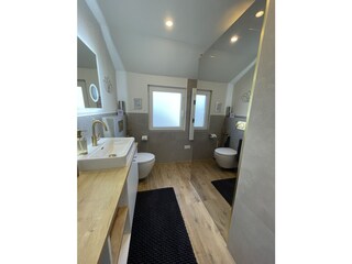 Badezimmer mit Spiegeltrennwand