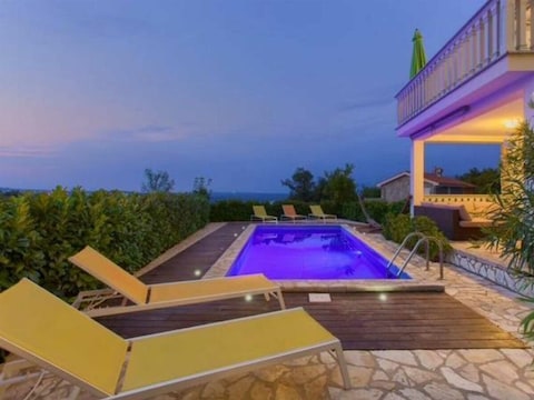 Holiday house Holiday home RESIDENCIA LA FAMIGLIA with heated pool