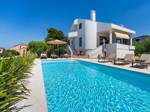 Seaview Villa Tia with pool