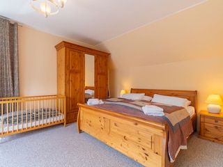 Das Hauptschlafzimmer mit Doppelbett