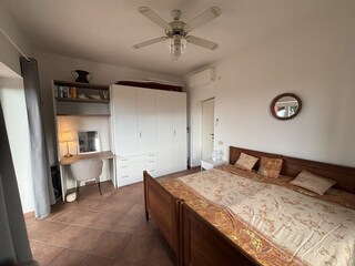 Schlafzimmer 2 mit Klimaanlage und Schreibtisch