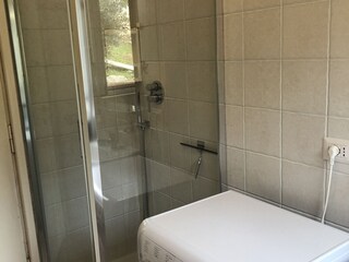 Bad 2 mit Dusche, WC, Waschbecken und Waschmaschine