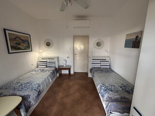 Schlafzimmer 1 mit 2 Einzelbetten und Klimaanlage