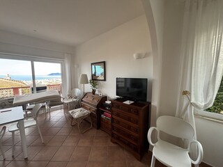 Wohnzimmer mit TV Satelit