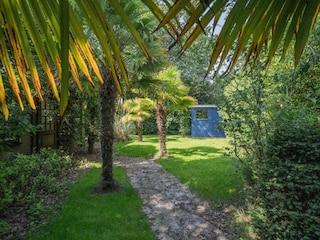 Der große, eingezäunte Garten mit Schuppen