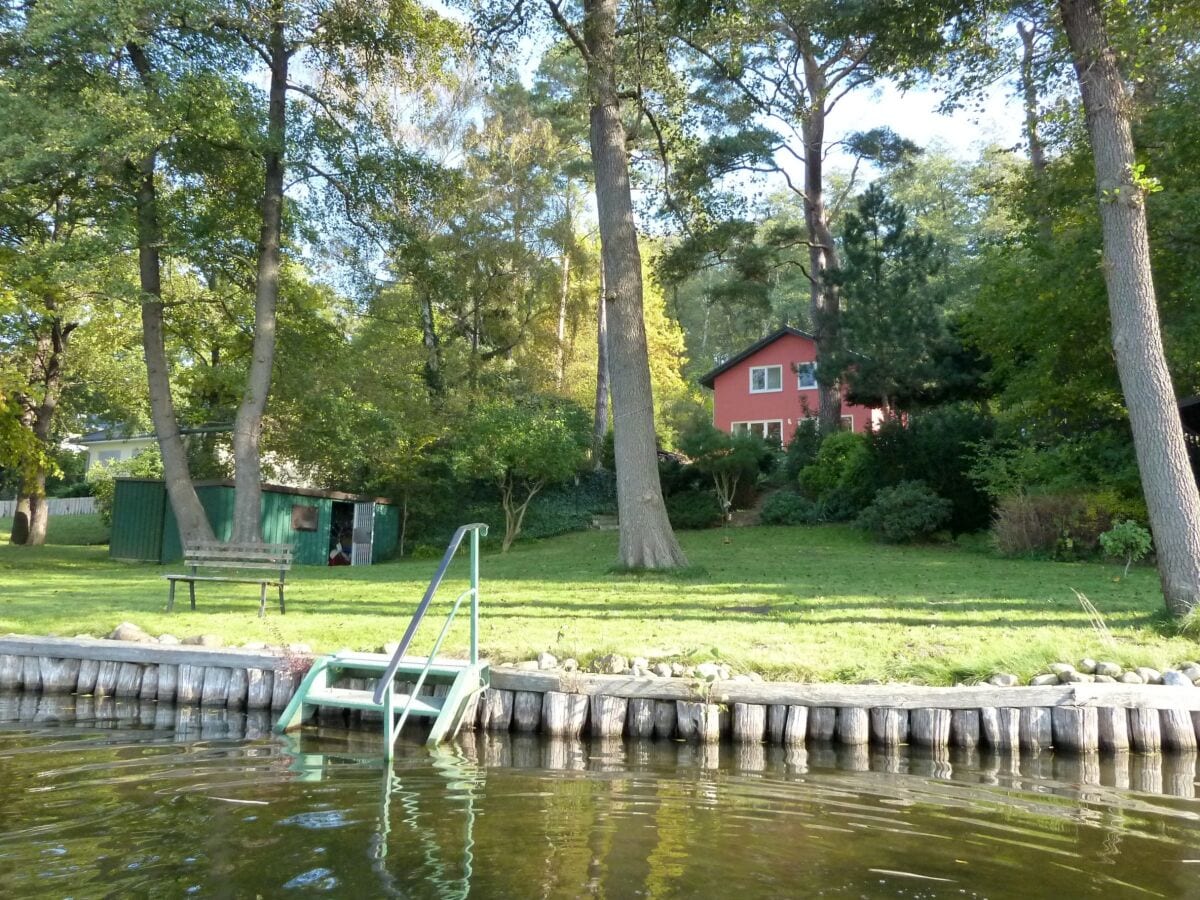 Gartenblick vom Wasser aus