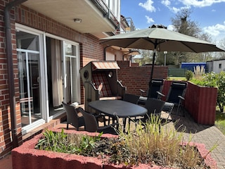 Terrasse mit Windschutz und Strandkorb