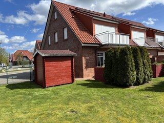 großer Garten mit eigenem Gartenhaus