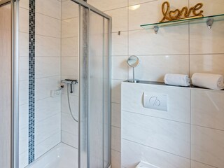 Bad mit Dusche (mit Duschwanne)