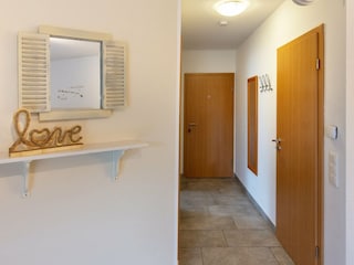 Der Blick zum Eingang, rechts der Abstellraum