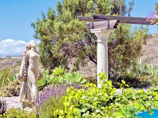 Garten mit Statue und Säulen