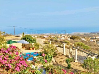 Blick vom oberen Garten nach unten und auf die Küste
