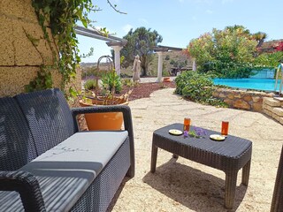 gemütliche Sitzgruppe im Schatten am Pool