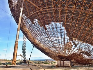 gigantische abgewrackte Satellitenschüssel El Medano