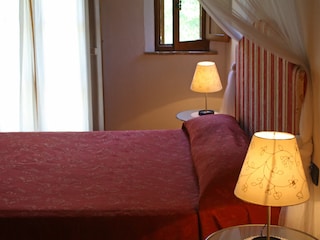 Schlafzimmer mit Doppelbett