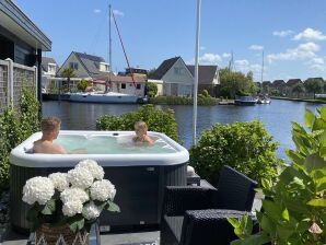 Bungalow au bord de l'eau avec jacuzzi