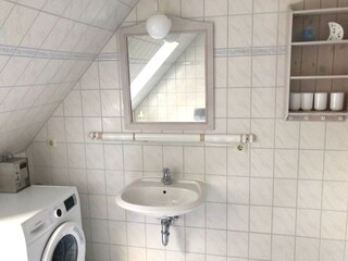 Badezimmer 2. OG mit Münz-Waschmaschine