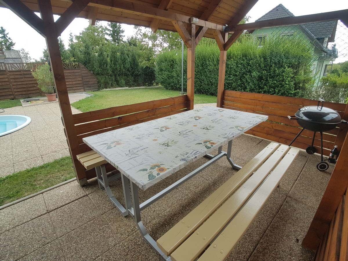 überdachte Pergola mit Grill