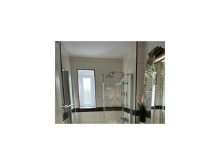 großzügige Dusche mit Regenbrause