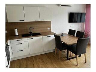 Essbereich mit TV