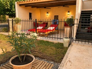 Überdachte Terrasse mit Treppenaufgang