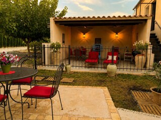 Terrasse und Parkplatz
