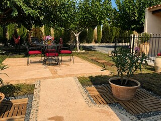 Terrasse mit Hängematten und Hängesessel