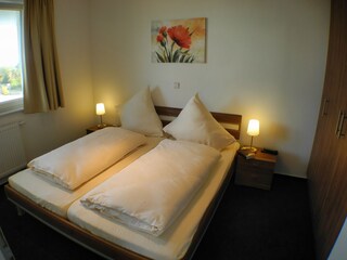 Schlafzimmer 1