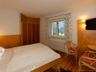 Doppelzimmer mit Dusche/WC im EG