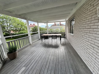 Uberdachte Terrasse mit Sitz-und Essbereich