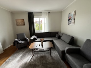 Geräumiges Wohnzimmer mit gemütlicher Sitzecke