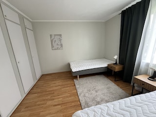 Schlafzimmer mit zwei Einzelbetten