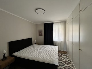 Hauptschlafzimmer mit komfortablem Doppelbett
