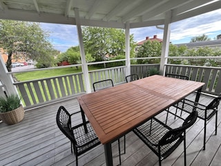 Uberdachte Terrasse mit Sitz-und Essbereich