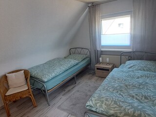 Schlafzimmer mit zwei Einzelbetten