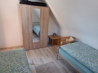 Schlafzimmer mit zwei Einzelbetten
