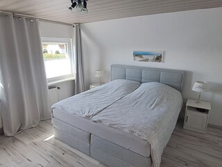 Gr. Schlafzimmer mit Boxspringbett