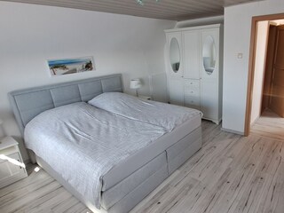 Gr. Schlafzimmer mit Boxspringbett