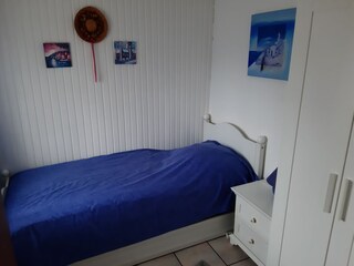 Schlafzimmer mit einem Einzelbett