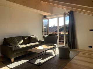 großes Wohnzimmer mit Blick und Balkon nach Osten